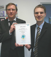 Oliver Kempfle und Andreas Wellensiek (v. l.) mit Urkunde TOP PRODUKT HANDEL 2009
