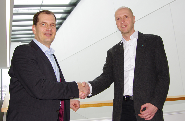 Freuen sichüber die Partnerschaft: Larry Terwey (Axeda) und Jan Schubert (v.l) Freuen sichüber die Partnerschaft: Larry Terwey (Axeda) und Jan Schubert (v.l)