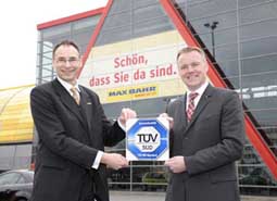 Max Bahr Geschäftsführer Lutz Rucktäschel (links im Bild) nimmt das Siegel von TÜV SÜD für Servicequ Max Bahr Geschäftsführer Lutz Rucktäschel (links im Bild) nimmt das Siegel von TÜV SÜD für Servicequ