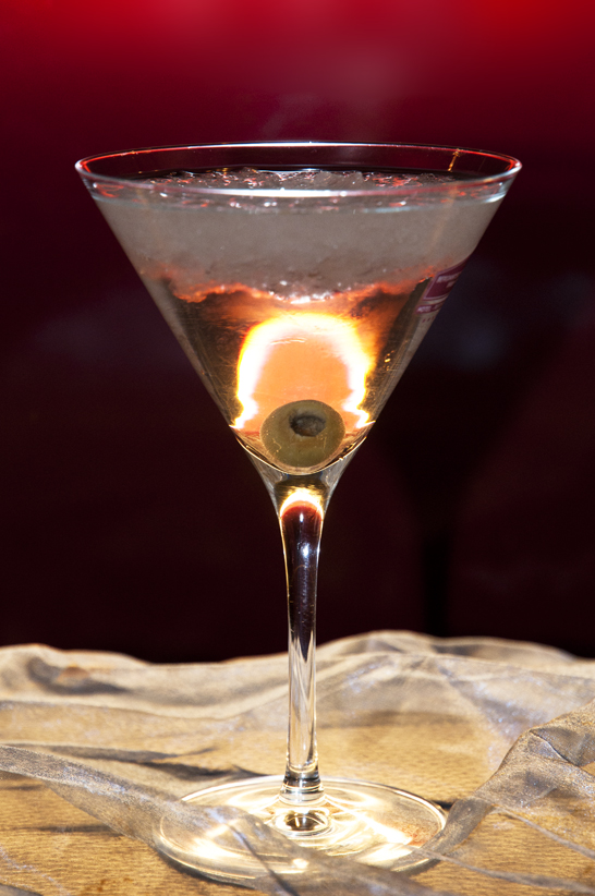Martini-Cocktail aus Gin, Wermut mit einer grünen Olive Martini-Cocktail aus Gin, Wermut mit einer grünen Olive