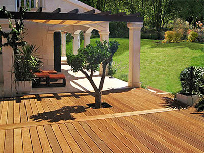 Holz im Garten schafft Atmosphäre