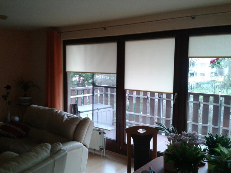 Furnierte Kassettenrollos zum Einhängen für Holzfenster Furnierte Kassettenrollos zum Einhängen für Holzfenster
