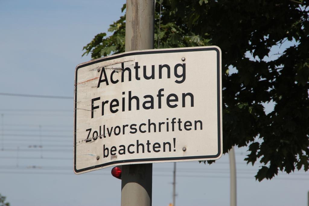 Seit dem 1. Januar 2013 nur noch Vergangenheit: Altes Hinweisschild im aufgehobenen Hamburger Freiha