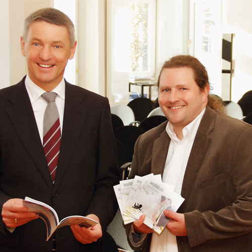 Regionaler Hochzeitsplaner bei der Übergabe an den Bürgermeister. Regionaler Hochzeitsplaner bei der Übergabe an den Bürgermeister.