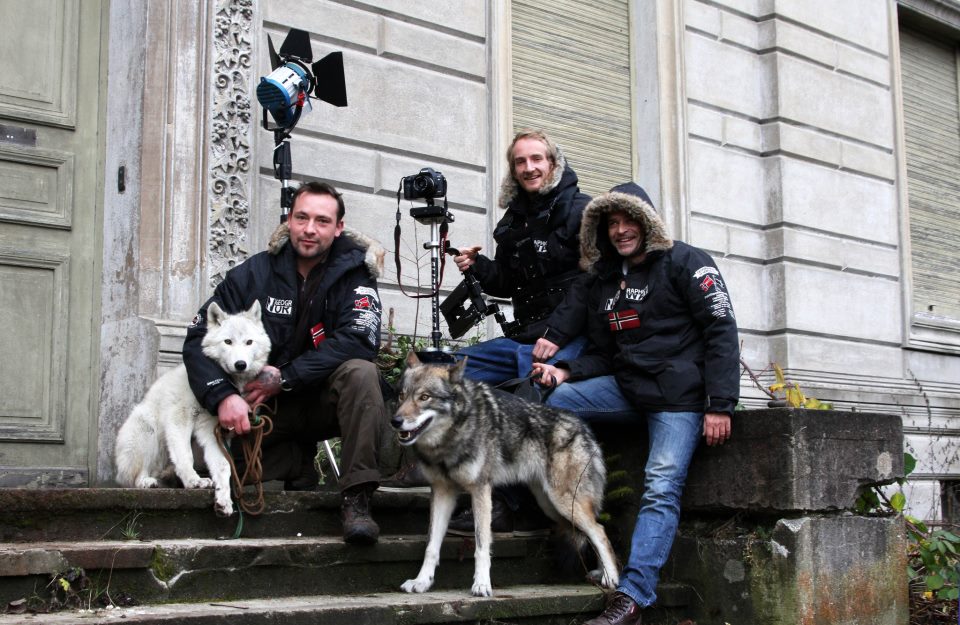 Dustin Wallrap mit den Tiertrainer Miguel de la Torre und Kai Kihm 