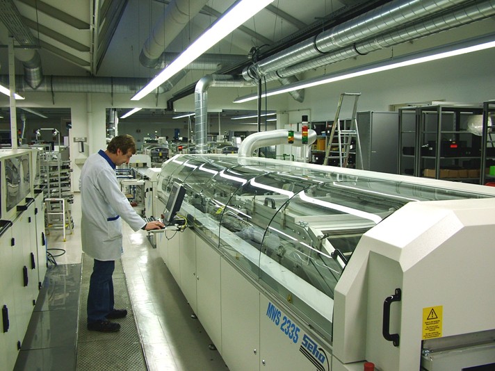 Die neue Lötwelle Seho MWS 2335 geht in Betrieb. Die neue Lötwelle Seho MWS 2335 geht in Betrieb.