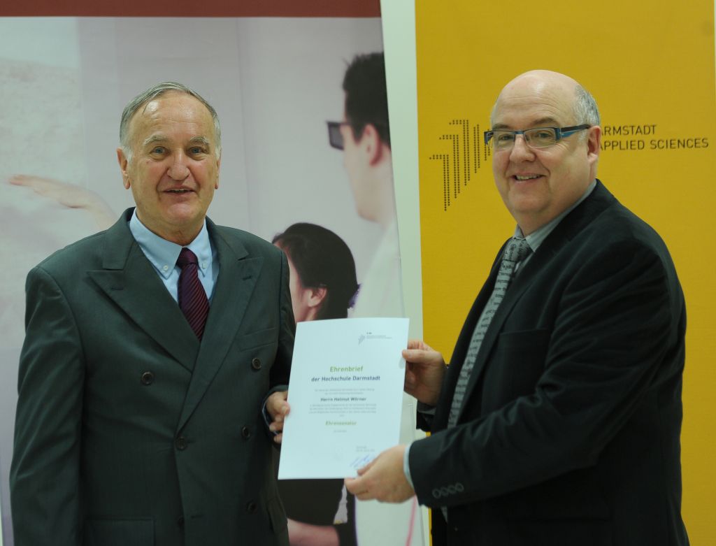 Präsident Prof. Dr. Stengler (r.)übergibt Wörner (l.) den Ehrenbrief der Hochschule Darmstadt.