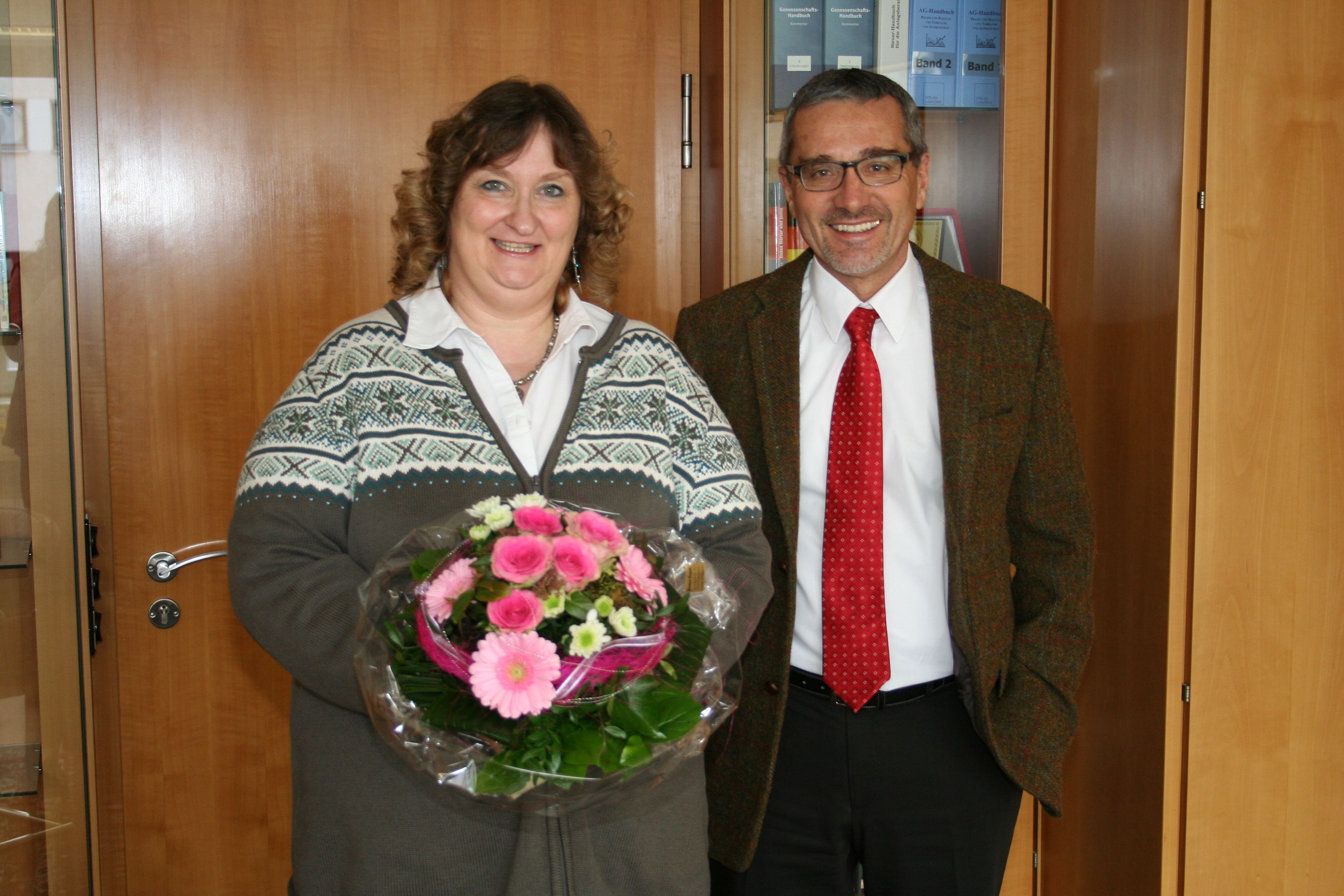 Claudia Studenski (Sachbearbeiterin im Bereich Unternehmensservice) und Klaus Weber (Vorstand) Claudia Studenski (Sachbearbeiterin im Bereich Unternehmensservice) und Klaus Weber (Vorstand)