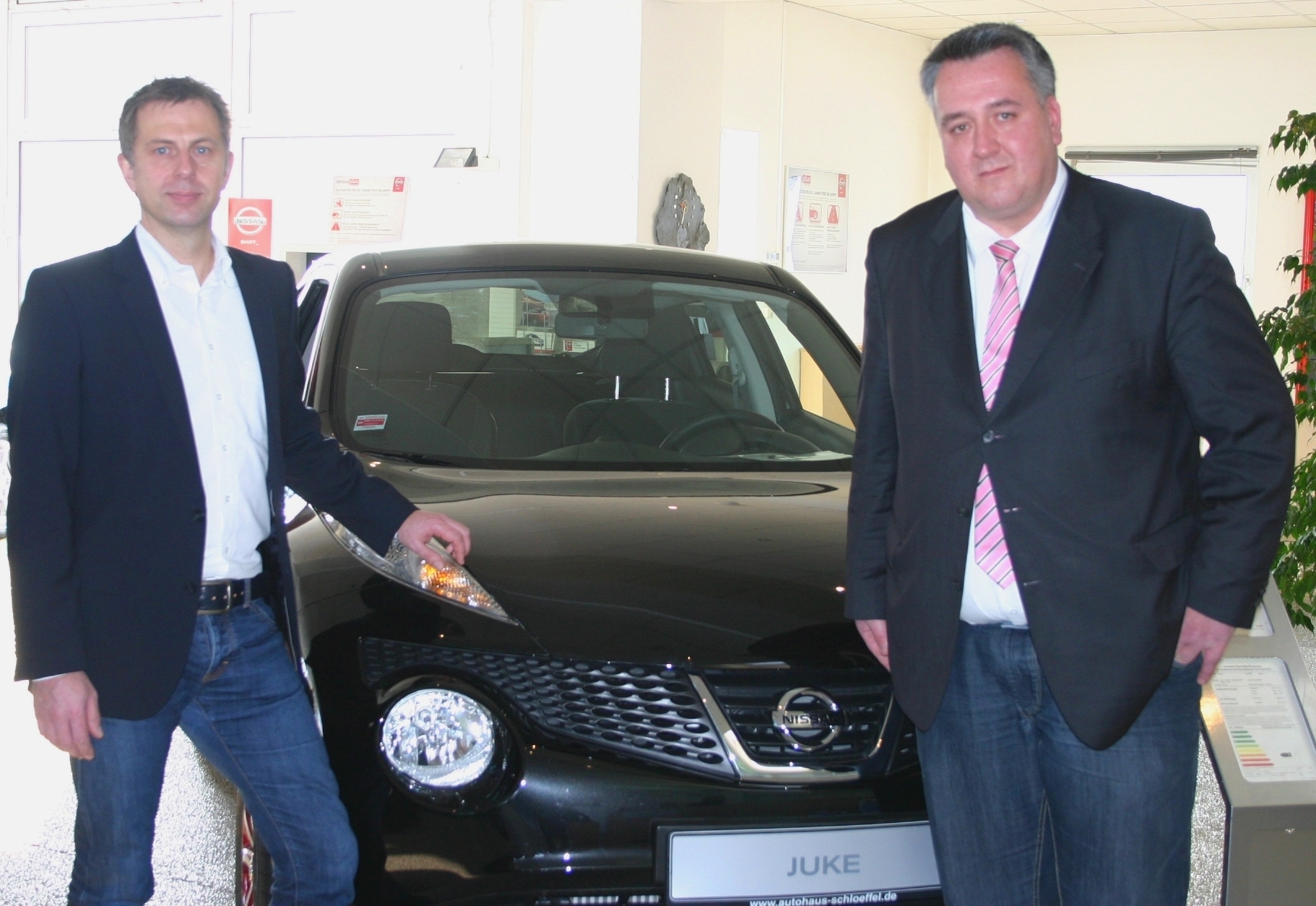 Andreas Schlöffel, Inhaber des Autohauses (links) und Robert Müller Andreas Schlöffel, Inhaber des Autohauses (links) und Robert Müller