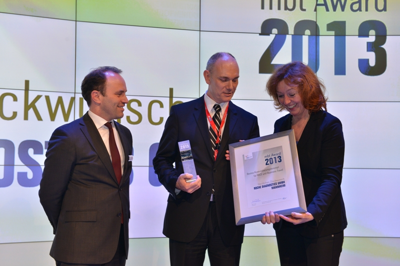 Steffen Donner von Roche Diagnostics (Mitte) nimmt den MBT Award 2013 entgegen