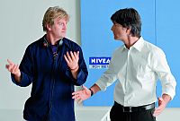In der neuen NIVEA FOR MEN Kampagne trainiert Jogi Löw die deutschen Männer in Sachen Pflege. In der neuen NIVEA FOR MEN Kampagne trainiert Jogi Löw die deutschen Männer in Sachen Pflege.