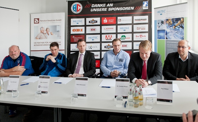 (Foto: hl-studios, Erlangen): Die HC-Verantwortlichen freuen sich mit Martin Murawski (Mitte)