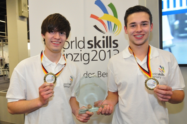 Die frisch gekürten Deutschen Meister der Mechatroniker sind Lukas Adler und Timo Späth (SICK AG)