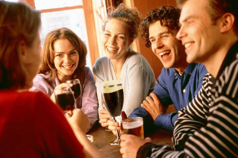 Schwarzbier gehört für viele zu einem fröhlichen Abend dazu. Foto: djd/Köstritzer