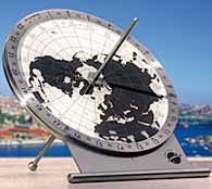 Die Sonnenuhr zeigt 8:30 Uhr MESZ an. Die Sonne steht gerade über Ostindien.