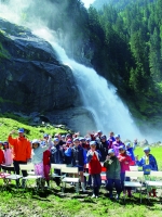 Kindergruppe vor den Wasserfällen