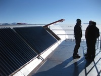 Röhrenkollektoren vom Typ TUBO 12 CPC auf dem Dach der Polarstation Röhrenkollektoren vom Typ TUBO 12 CPC auf dem Dach der Polarstation