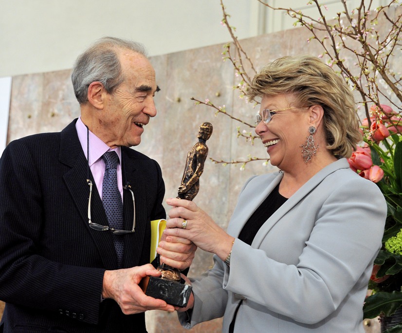 Dr. Viviane Reding verleiht den Carl Heymann Preis an Prof. Dr. Robert Badinter Dr. Viviane Reding verleiht den Carl Heymann Preis an Prof. Dr. Robert Badinter