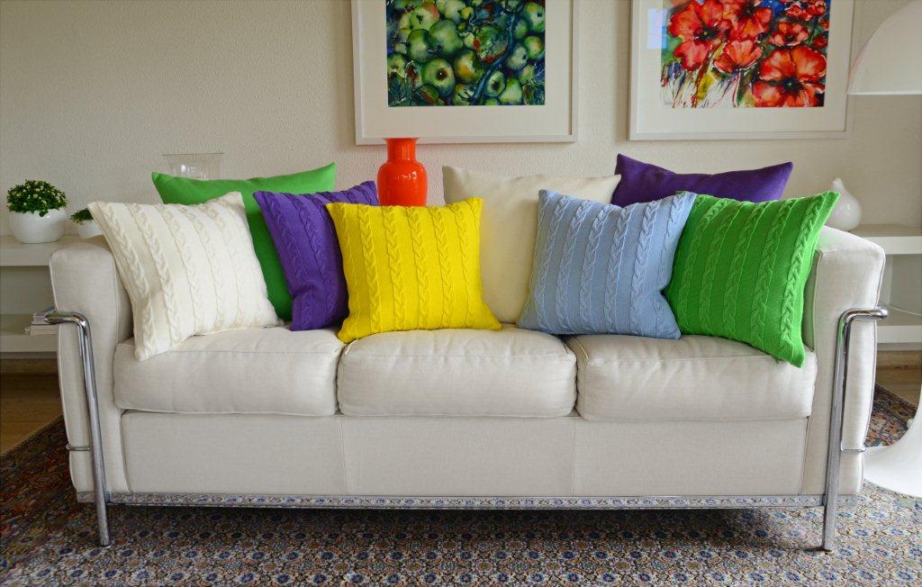 Die Knallfarben der Strickkissen von Lenz & Leif machen das Sofa zum absoluten Hingucker Die Knallfarben der Strickkissen von Lenz & Leif machen das Sofa zum absoluten Hingucker