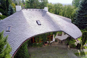 Bei einer Eindeckung mit Schiefer sind der Kreativität architektonisch fast keine Grenzen gesetzt. Bei einer Eindeckung mit Schiefer sind der Kreativität architektonisch fast keine Grenzen gesetzt.
