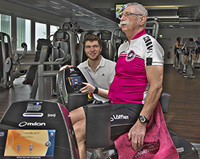 Helmut Gebel (r.) hat mit dem Milon-Zirkel sein optimales Trainingsgerät gefunden. Foto: H. Bernert Helmut Gebel (r.) hat mit dem Milon-Zirkel sein optimales Trainingsgerät gefunden. Foto: H. Bernert