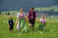 Zauberhafte Trachtenmode für die ganze Familie Zauberhafte Trachtenmode für die ganze Familie