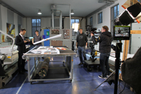 Mit Kamerawagen fährt das Filmteam durch die Produktionsstätte der GD:group. Mit Kamerawagen fährt das Filmteam durch die Produktionsstätte der GD:group.