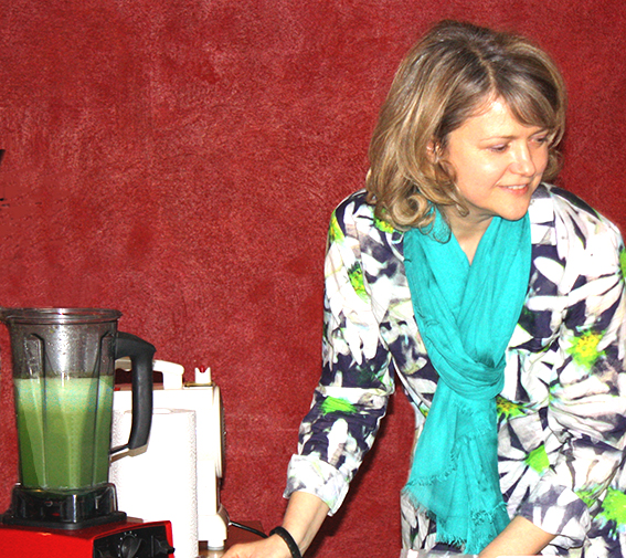 Dr. Regina Kratt mixt grüne Smoothies Dr. Regina Kratt mixt grüne Smoothies