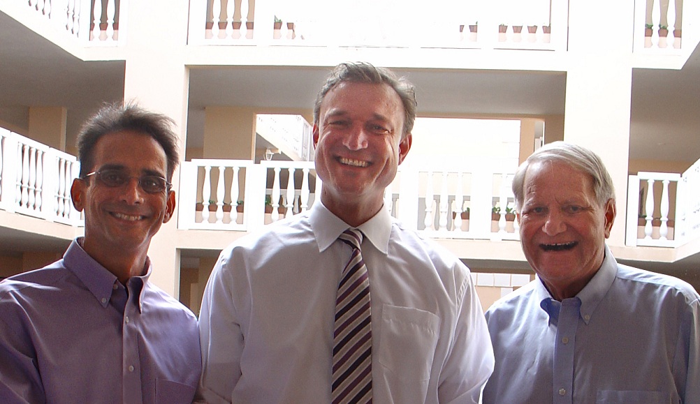 (v.l.n.r.): David S. Green (Vice President NBS), Carsten Seiffert (Sales Manager axanta AG), Richard (v.l.n.r.): David S. Green (Vice President NBS), Carsten Seiffert (Sales Manager axanta AG), Richard
