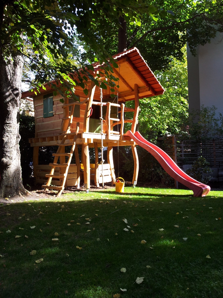 Houtwerken-Spielgeräte unser Baumhaus 2012