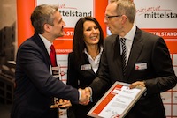 Rainer Kölmel, Gründer der Initiative Mittelstand, überreicht die Siegertrophäe. V.l.n.r. Jochen Jas Rainer Kölmel, Gründer der Initiative Mittelstand, überreicht die Siegertrophäe. V.l.n.r. Jochen Jas