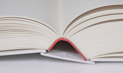 1000 Seiten-Bücher in Kleinauflag werden mit perfektionierter Fadenheftung sicher gebuunden. 1000 Seiten-Bücher in Kleinauflag werden mit perfektionierter Fadenheftung sicher gebuunden.