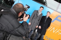 FlixBus Geschäftsführer Jochen Engert, André Schwämmlein (v.l.) am ZOB München, Quelle: FlixBus