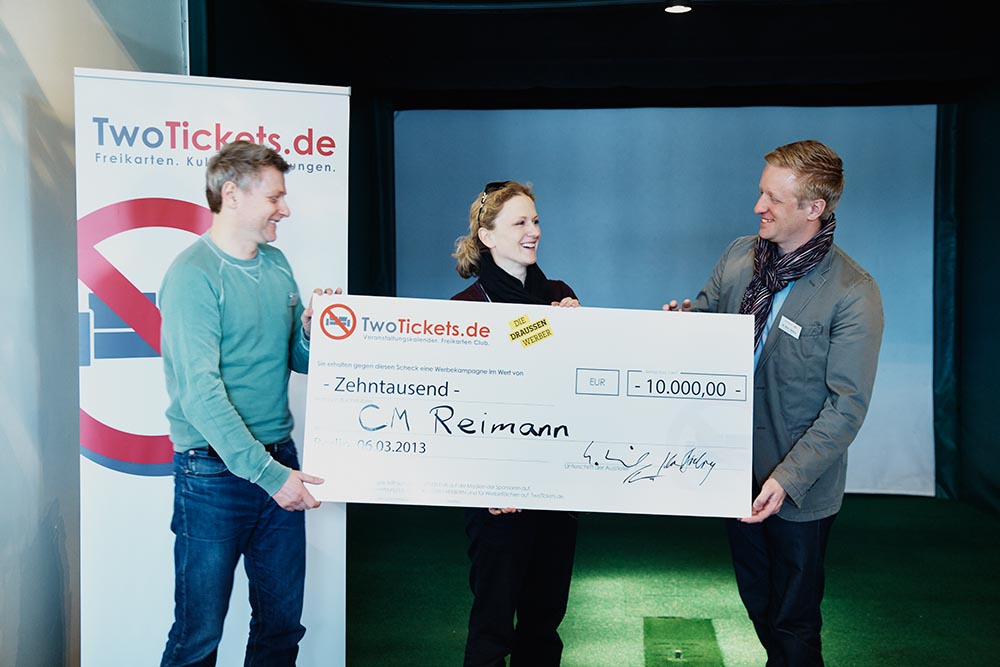 Holger Lueck von TwoTickets.de übergibt den Preis in Höhe von 10.000 Euro Werbevolumen an Konzertver