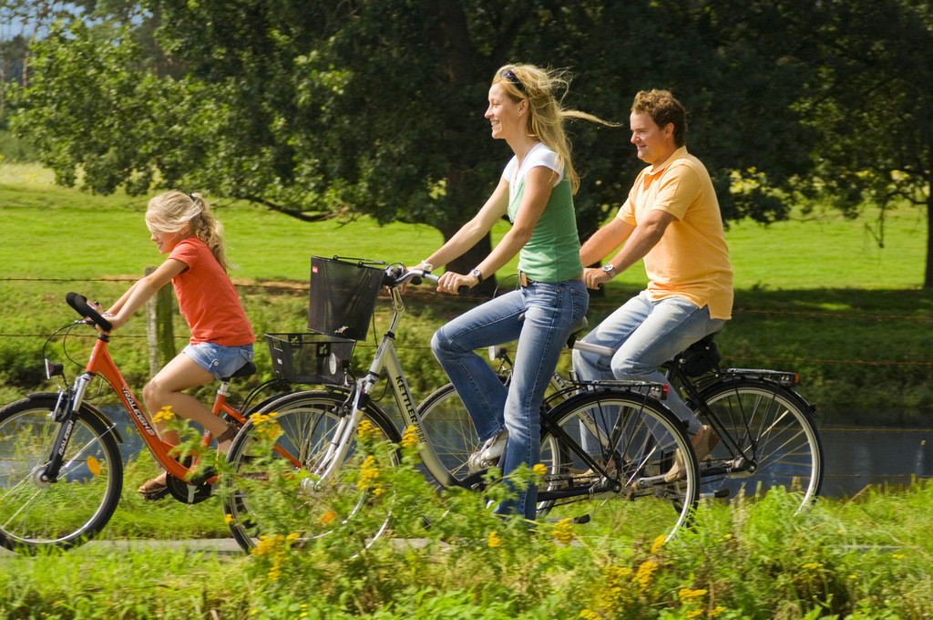 Familie auf Radtour durch das Emsland Familie auf Radtour durch das Emsland