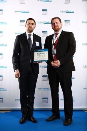 Georg Ziegler, HolidayCheck AG, überreichte Reinhard Toifl, ARCOTEL Hotels, die Auszeichnung Georg Ziegler, HolidayCheck AG, überreichte Reinhard Toifl, ARCOTEL Hotels, die Auszeichnung