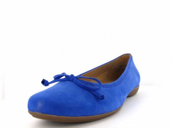 Ballerina in Übergrößen in kräftigem Blau – ein Trend in 2013 Ballerina in Übergrößen in kräftigem Blau – ein Trend in 2013