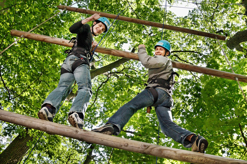 Herausforderung in zehn Meter Höhe. Foto: Abenteuerpark Potsdam Herausforderung in zehn Meter Höhe. Foto: Abenteuerpark Potsdam