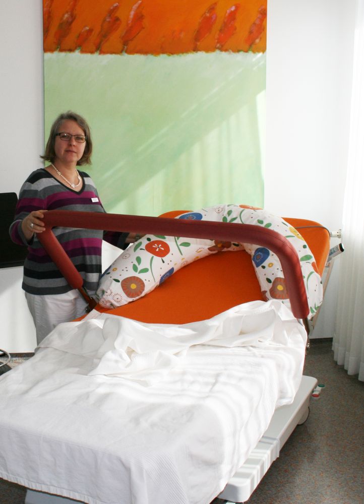 Hebamme Sabine Dau mit neuem Kreißbett.