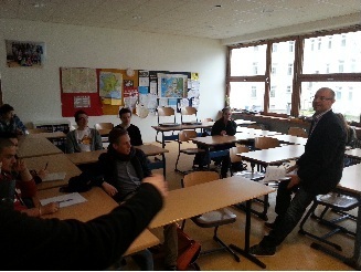 Stefan Herrmann im Gespräch mit den Schülern Stefan Herrmann im Gespräch mit den Schülern