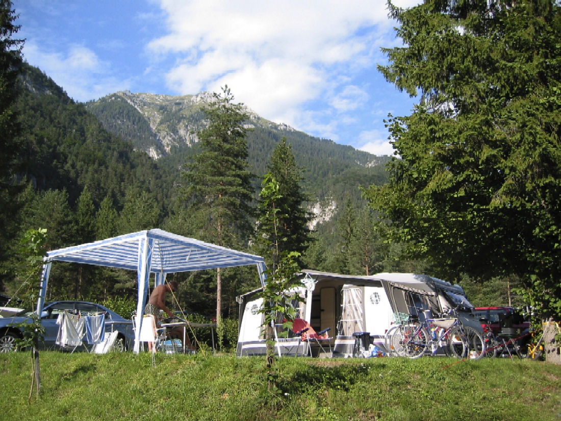 Mitten im Grünen im Kärntner Gailtal liegen die Schluga Campingplätze. (Foto: schluga.com)