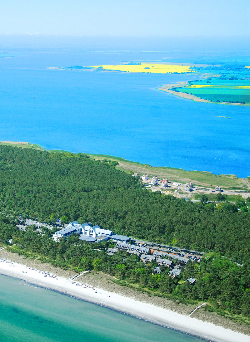 Die AQUAMARIS Strandresidenz liegt umgeben vom Meer Die AQUAMARIS Strandresidenz liegt umgeben vom Meer
