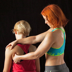 Jennifer Althoff (Triggerpoint Performance Trainer) bei der Triggerpointmassage. Jennifer Althoff (Triggerpoint Performance Trainer) bei der Triggerpointmassage.