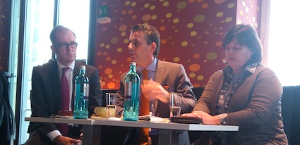 v.l.: Oliver Bell, Oliver Stock (Moderation) und Dr. Birgit Beisheim bei der PEAG Personaldebatte zu v.l.: Oliver Bell, Oliver Stock (Moderation) und Dr. Birgit Beisheim bei der PEAG Personaldebatte zu