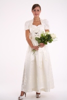 Zauberhaftes Brautkleid für die Traumhochzeit - ein Hochzeitsdirndl bringt Magie ins Spiel