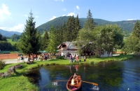Rudernde Kinder auf dem Fischteich Rudernde Kinder auf dem Fischteich