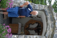 Norbert Stadler vor seiner Kapelle 