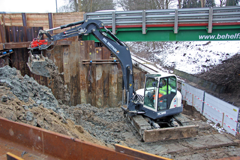 In 7,50 Metern Tiefe arbeitet ein Terex TC 125 Kompaktbagger aus dem HKL MIETPARK. In 7,50 Metern Tiefe arbeitet ein Terex TC 125 Kompaktbagger aus dem HKL MIETPARK.