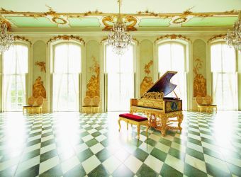 Königlicher C. Bechstein Flügel im Ovidsaal, Schloss Neue Kammern, Potsdam, Park Sanssouci. Königlicher C. Bechstein Flügel im Ovidsaal, Schloss Neue Kammern, Potsdam, Park Sanssouci.