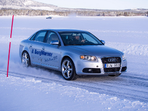 Auf vereisten Seen in der Nähe des Polarkreises zeigt BorgWarner seine modernen AWD-Technologien Auf vereisten Seen in der Nähe des Polarkreises zeigt BorgWarner seine modernen AWD-Technologien